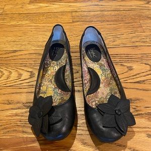 Leather BOC flats with flower accent - size 8.5